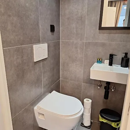 Perfect 14 H Center Apartment